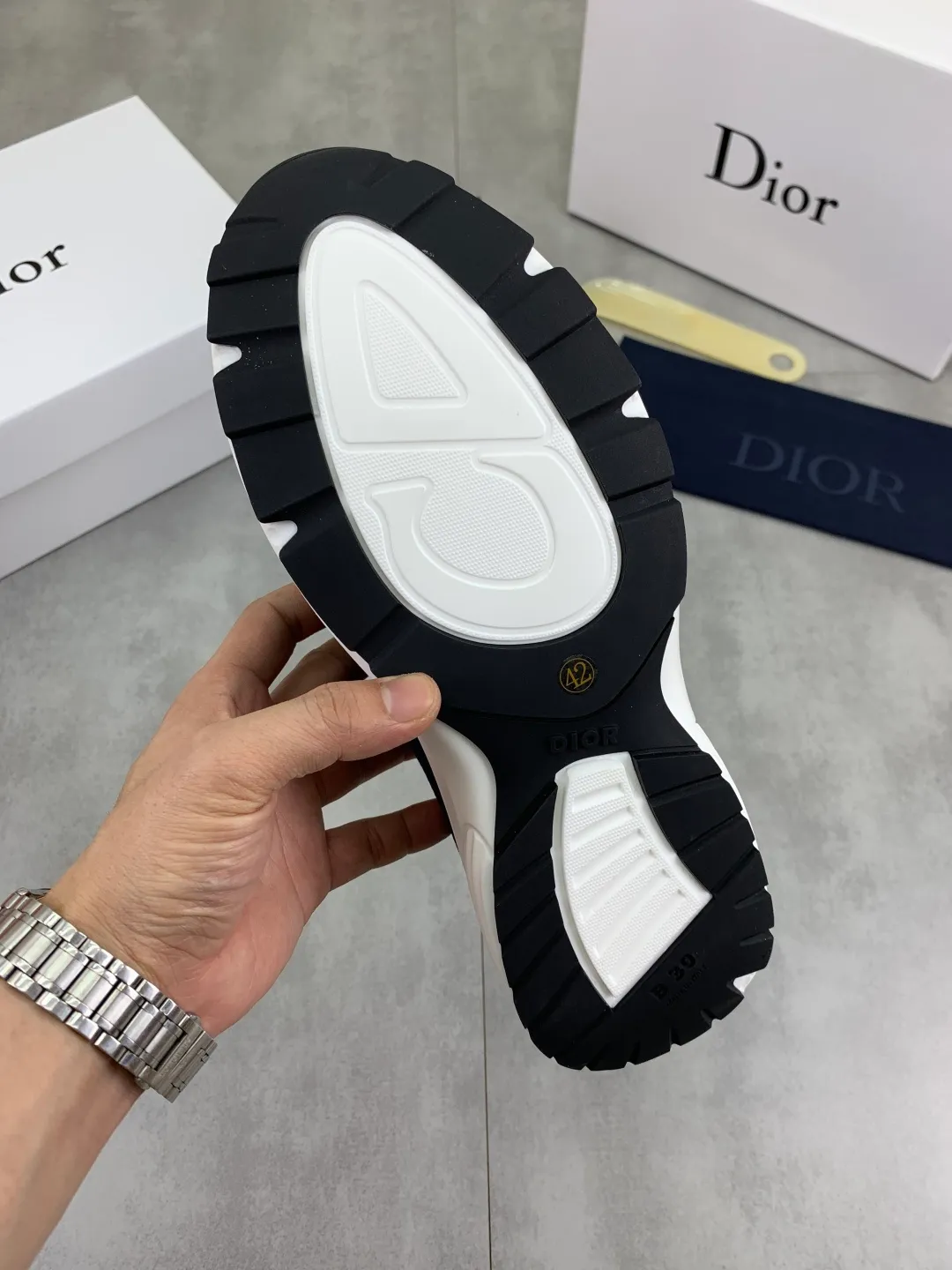 Men's Men's Shoes 💰P420 New Dior Chrono Fly Knit Shoes 2025 New B30 Series, in white and black fly knit series. Both sides are decorated with computer-printed CD logo, star patch on the tongue and Dior logo on the heel. Many details highlight the style. The interior is matched with the original color matching mesh, and the interior of the body is supported by low-temperature shaping sheets, and is filled with light feather cotton to keep the interior full and soft against the feet. The exclusive open-molded outsole adopts a one-piece molding process, so there is no need to worry about problems such as the opening and falling of sole decorative accessories. It is light and comfortable to wear, yet strong and wear-resistant. The two-color shoelaces are accessorized with exquisite metal five-pointed star pendants, creating a high-end, trendy and casual look at all times. Color: white black gray blue code number: 38-44